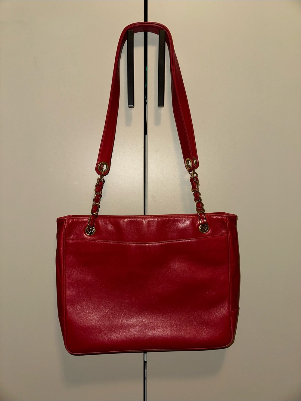 Chanel 90’s Red CC Lambskin Tote with Gold Chain-Detail Straps - Picture 3 of 7